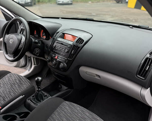 Серый Киа Сид, объемом двигателя 1.4 л и пробегом 274 тыс. км за 3600 $, фото 8 на Automoto.ua