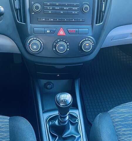 Серый Киа Сид, объемом двигателя 1.58 л и пробегом 250 тыс. км за 5500 $, фото 24 на Automoto.ua