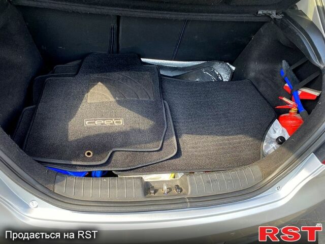 Серый Киа Сид, объемом двигателя 1.4 л и пробегом 204 тыс. км за 4800 $, фото 7 на Automoto.ua