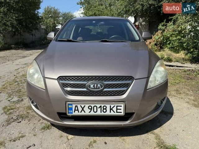 Серый Киа Сид, объемом двигателя 1.6 л и пробегом 280 тыс. км за 6000 $, фото 1 на Automoto.ua