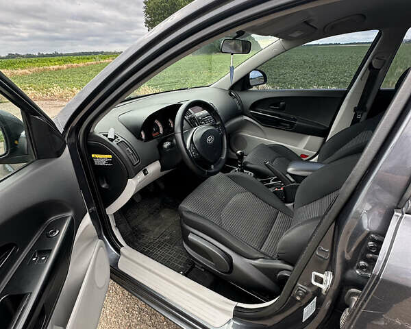 Серый Киа Сид, объемом двигателя 1.4 л и пробегом 260 тыс. км за 5200 $, фото 6 на Automoto.ua