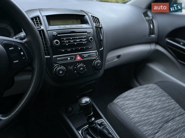 Серый Киа Сид, объемом двигателя 1.4 л и пробегом 273 тыс. км за 4800 $, фото 9 на Automoto.ua