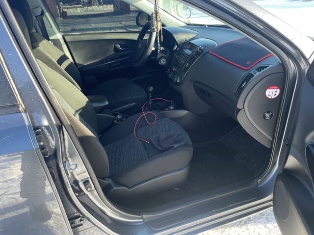 Серый Киа Сид, объемом двигателя 1.4 л и пробегом 180 тыс. км за 4750 $, фото 13 на Automoto.ua