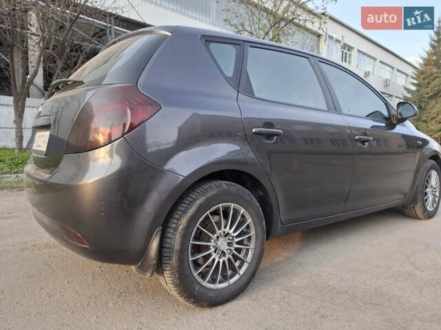 Серый Киа Сид, объемом двигателя 1.59 л и пробегом 253 тыс. км за 5900 $, фото 4 на Automoto.ua