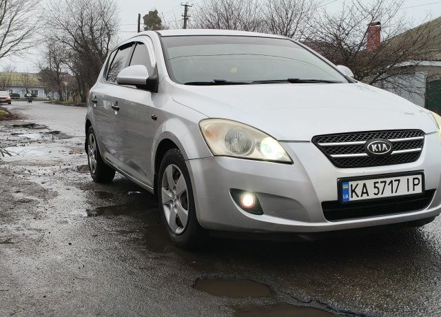 Серый Киа Сид, объемом двигателя 1.6 л и пробегом 208 тыс. км за 4800 $, фото 2 на Automoto.ua