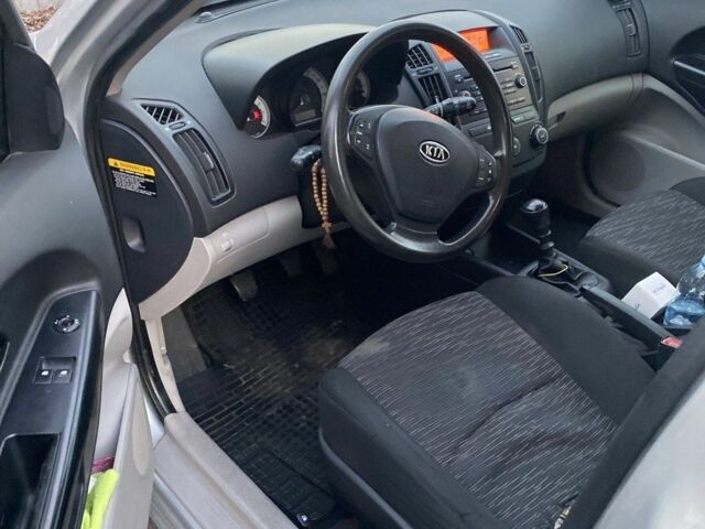 Серый Киа Сид, объемом двигателя 1.4 л и пробегом 225 тыс. км за 2999 $, фото 5 на Automoto.ua
