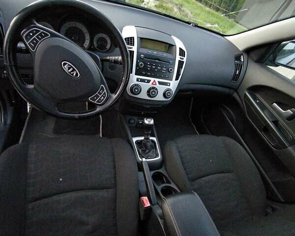 Серый Киа Сид, объемом двигателя 2 л и пробегом 193 тыс. км за 5900 $, фото 9 на Automoto.ua