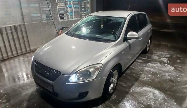 Серый Киа Сид, объемом двигателя 2 л и пробегом 292 тыс. км за 8000 $, фото 9 на Automoto.ua