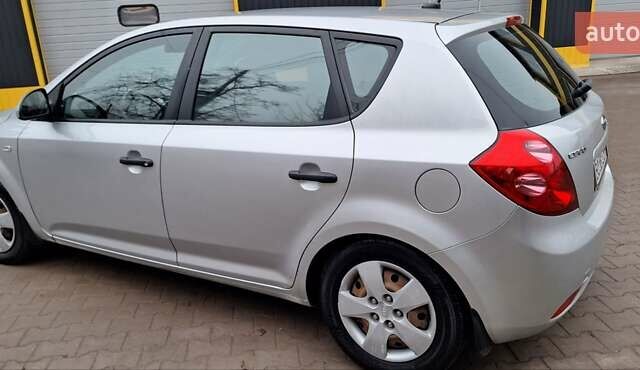 Сірий Кіа Сід, об'ємом двигуна 1.4 л та пробігом 280 тис. км за 4500 $, фото 4 на Automoto.ua