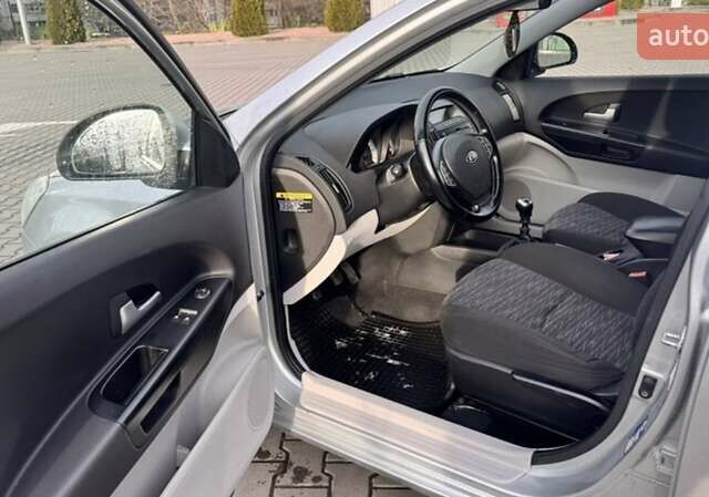 Серый Киа Сид, объемом двигателя 1.6 л и пробегом 216 тыс. км за 5900 $, фото 11 на Automoto.ua