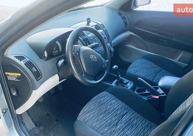 Серый Киа Сид, объемом двигателя 1.58 л и пробегом 250 тыс. км за 5500 $, фото 10 на Automoto.ua