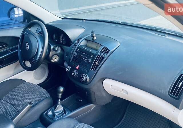 Серый Киа Сид, объемом двигателя 1.58 л и пробегом 250 тыс. км за 5500 $, фото 25 на Automoto.ua