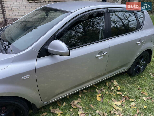 Серый Киа Сид, объемом двигателя 1.4 л и пробегом 273 тыс. км за 4800 $, фото 3 на Automoto.ua