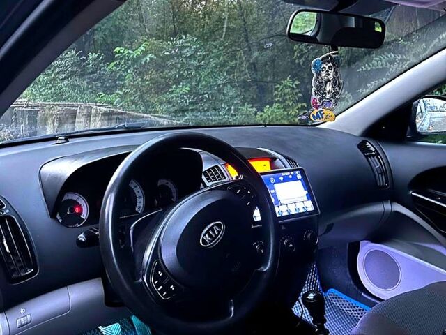 Серый Киа Сид, объемом двигателя 1.6 л и пробегом 250 тыс. км за 3200 $, фото 5 на Automoto.ua