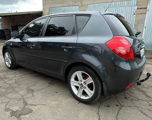Серый Киа Сид, объемом двигателя 1.6 л и пробегом 331 тыс. км за 5800 $, фото 4 на Automoto.ua