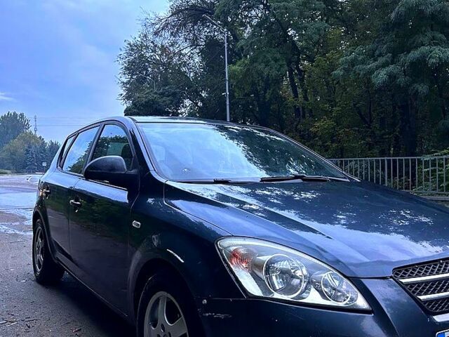 Серый Киа Сид, объемом двигателя 1.6 л и пробегом 250 тыс. км за 3200 $, фото 4 на Automoto.ua