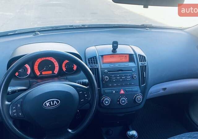 Серый Киа Сид, объемом двигателя 1.58 л и пробегом 250 тыс. км за 5500 $, фото 17 на Automoto.ua