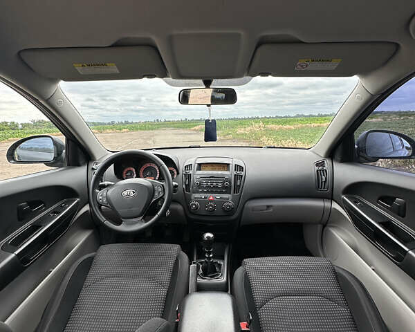 Серый Киа Сид, объемом двигателя 1.4 л и пробегом 260 тыс. км за 5200 $, фото 9 на Automoto.ua