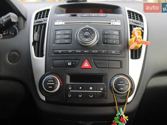 Серый Киа Сид, объемом двигателя 1.6 л и пробегом 213 тыс. км за 6500 $, фото 8 на Automoto.ua