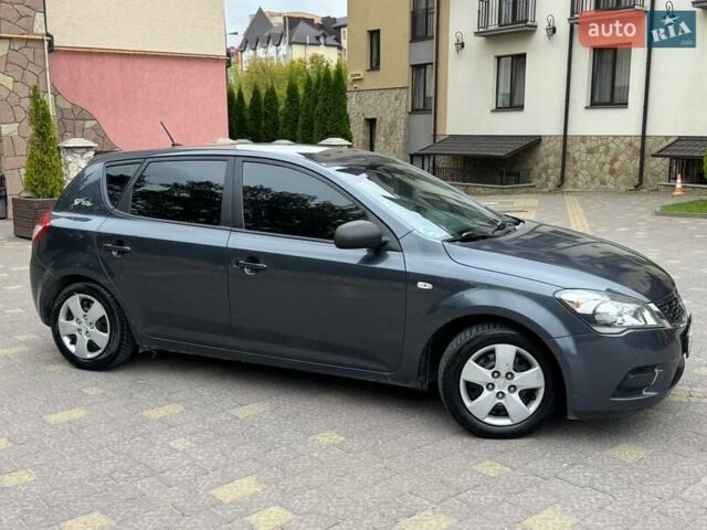 Серый Киа Сид, объемом двигателя 1.4 л и пробегом 200 тыс. км за 5300 $, фото 1 на Automoto.ua