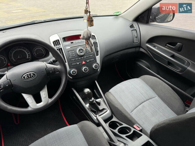 Серый Киа Сид, объемом двигателя 1.4 л и пробегом 200 тыс. км за 4999 $, фото 11 на Automoto.ua