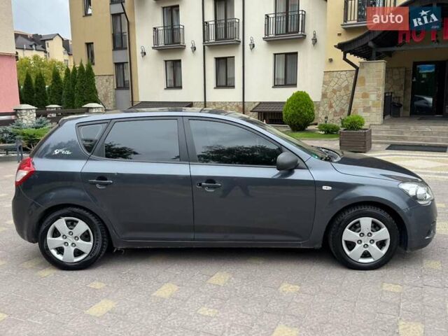 Серый Киа Сид, объемом двигателя 1.4 л и пробегом 200 тыс. км за 4999 $, фото 2 на Automoto.ua
