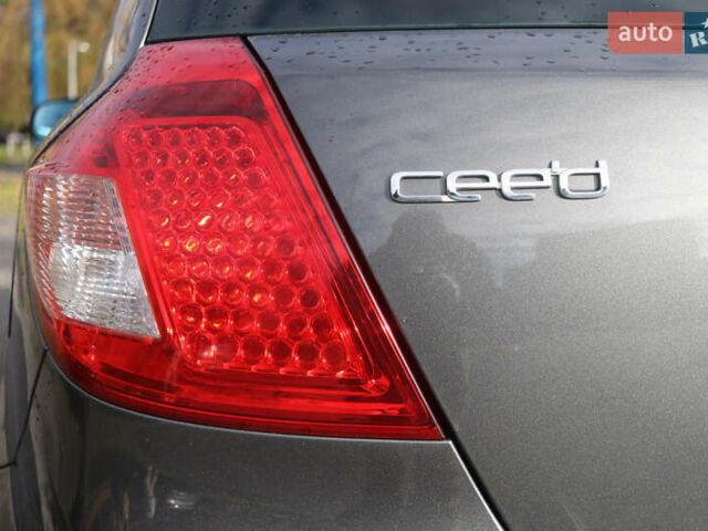 Серый Киа Сид, объемом двигателя 1.6 л и пробегом 213 тыс. км за 6500 $, фото 12 на Automoto.ua