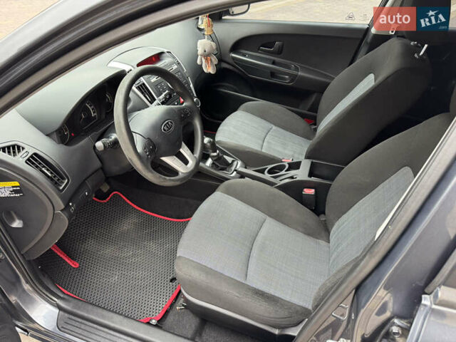 Серый Киа Сид, объемом двигателя 1.4 л и пробегом 200 тыс. км за 5300 $, фото 8 на Automoto.ua