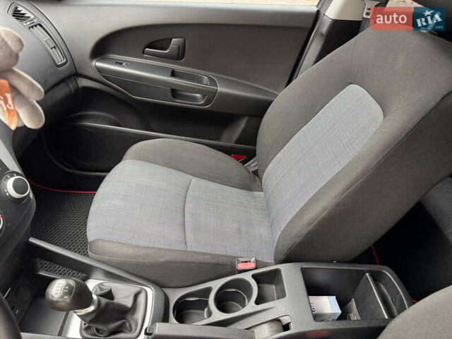 Серый Киа Сид, объемом двигателя 1.4 л и пробегом 200 тыс. км за 4999 $, фото 9 на Automoto.ua