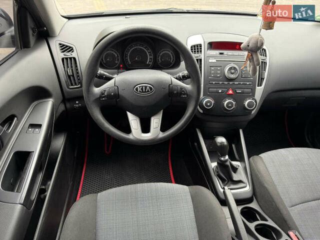 Серый Киа Сид, объемом двигателя 1.4 л и пробегом 200 тыс. км за 4999 $, фото 10 на Automoto.ua