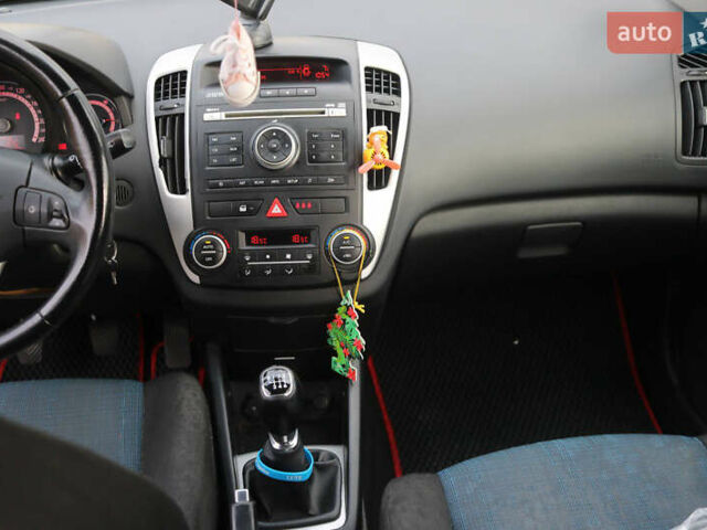 Серый Киа Сид, объемом двигателя 1.6 л и пробегом 213 тыс. км за 6500 $, фото 9 на Automoto.ua