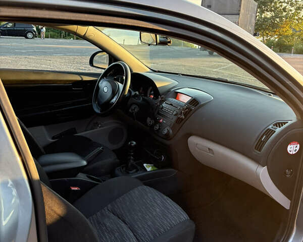 Серый Киа Сид, объемом двигателя 1.4 л и пробегом 197 тыс. км за 3900 $, фото 8 на Automoto.ua