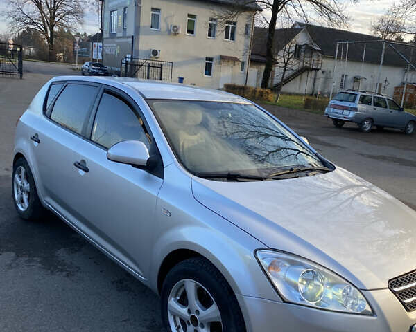 Серый Киа Сид, объемом двигателя 1.4 л и пробегом 210 тыс. км за 5000 $, фото 5 на Automoto.ua