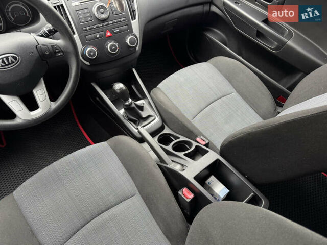 Серый Киа Сид, объемом двигателя 1.4 л и пробегом 200 тыс. км за 4999 $, фото 12 на Automoto.ua