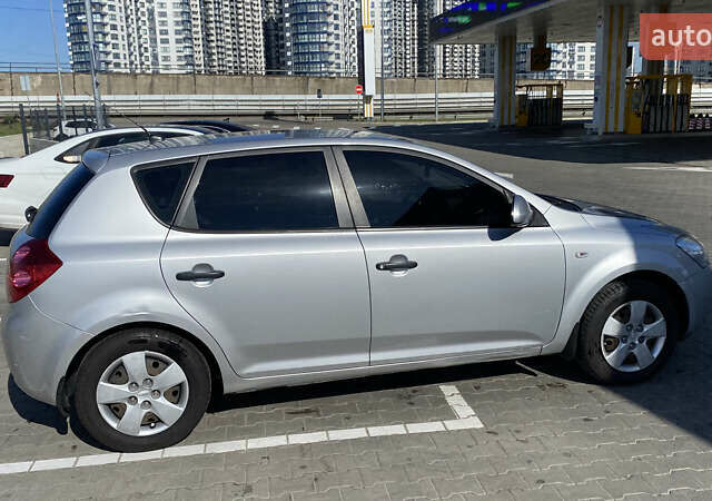 Серый Киа Сид, объемом двигателя 1.59 л и пробегом 169 тыс. км за 6000 $, фото 3 на Automoto.ua