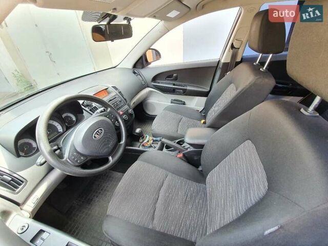 Серый Киа Сид, объемом двигателя 1.59 л и пробегом 180 тыс. км за 5800 $, фото 4 на Automoto.ua