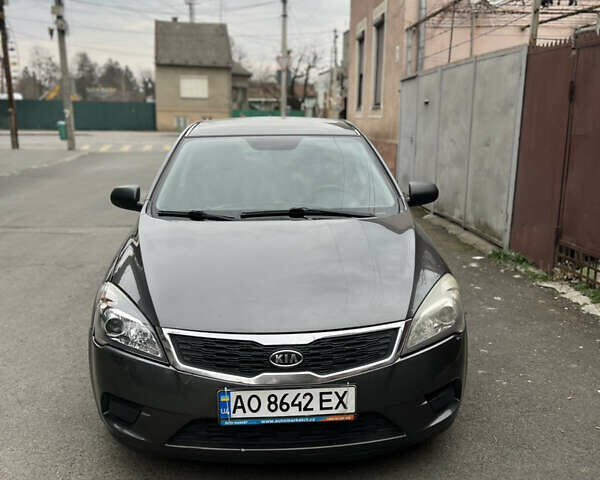 Серый Киа Сид, объемом двигателя 1.4 л и пробегом 227 тыс. км за 6000 $, фото 1 на Automoto.ua