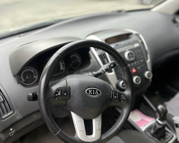 Серый Киа Сид, объемом двигателя 1.4 л и пробегом 227 тыс. км за 6000 $, фото 3 на Automoto.ua