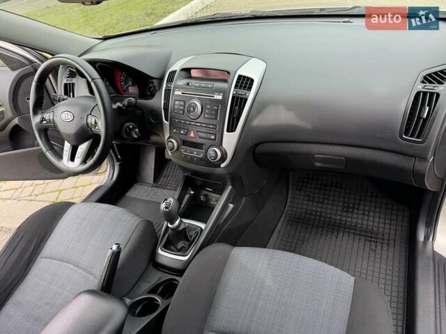 Серый Киа Сид, объемом двигателя 1.6 л и пробегом 241 тыс. км за 7300 $, фото 31 на Automoto.ua
