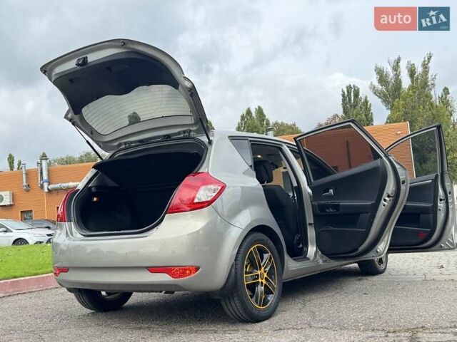 Серый Киа Сид, объемом двигателя 1.6 л и пробегом 241 тыс. км за 7300 $, фото 21 на Automoto.ua