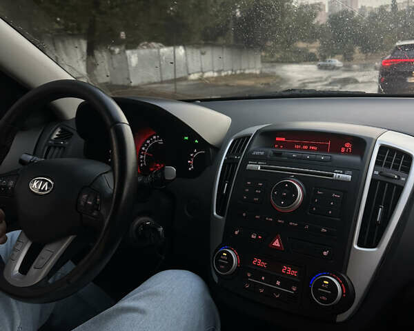 Серый Киа Сид, объемом двигателя 1.58 л и пробегом 240 тыс. км за 6850 $, фото 5 на Automoto.ua