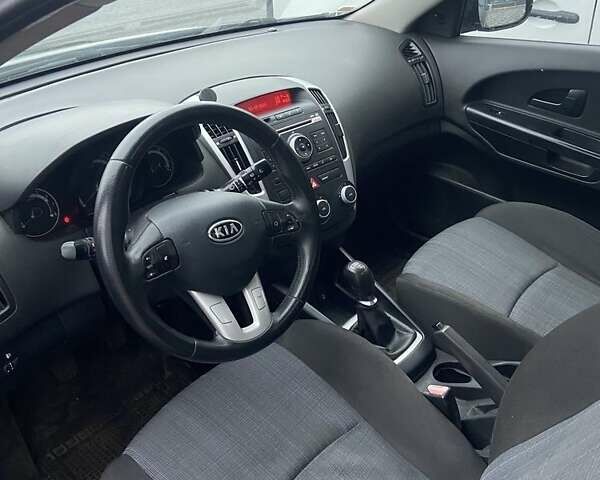 Серый Киа Сид, объемом двигателя 1.4 л и пробегом 200 тыс. км за 7000 $, фото 5 на Automoto.ua