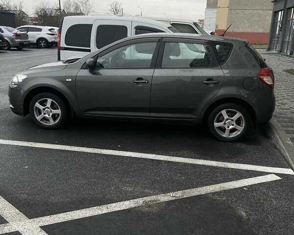 Серый Киа Сид, объемом двигателя 1.4 л и пробегом 200 тыс. км за 7000 $, фото 3 на Automoto.ua