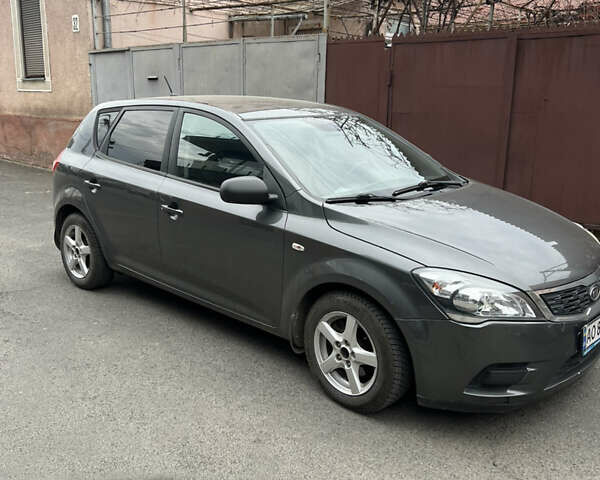 Серый Киа Сид, объемом двигателя 1.4 л и пробегом 227 тыс. км за 6000 $, фото 2 на Automoto.ua