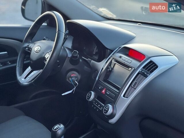 Серый Киа Сид, объемом двигателя 1.4 л и пробегом 200 тыс. км за 6800 $, фото 24 на Automoto.ua