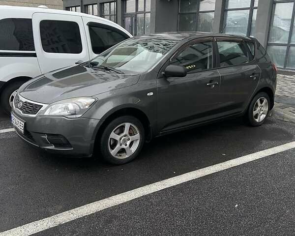 Серый Киа Сид, объемом двигателя 1.4 л и пробегом 200 тыс. км за 7000 $, фото 4 на Automoto.ua