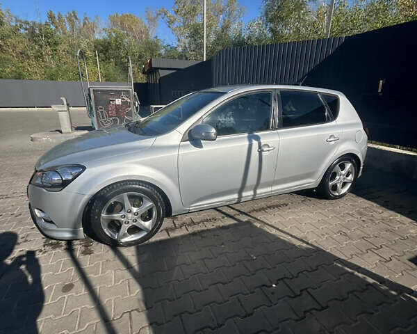 Серый Киа Сид, объемом двигателя 1.58 л и пробегом 153 тыс. км за 6300 $, фото 1 на Automoto.ua