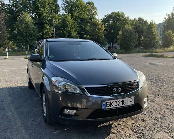 Серый Киа Сид, объемом двигателя 1.4 л и пробегом 200 тыс. км за 7300 $, фото 1 на Automoto.ua