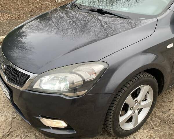 Серый Киа Сид, объемом двигателя 1.6 л и пробегом 300 тыс. км за 6700 $, фото 1 на Automoto.ua
