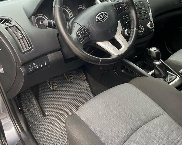 Серый Киа Сид, объемом двигателя 1.6 л и пробегом 300 тыс. км за 6700 $, фото 9 на Automoto.ua